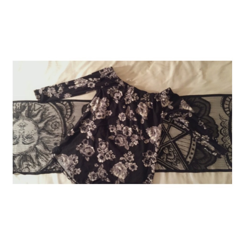 ♾ Floral off the shoulder top ♾